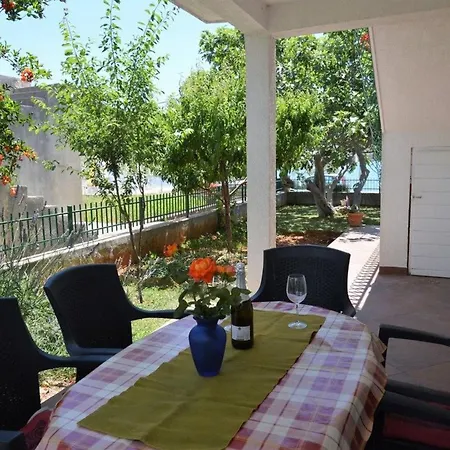 In Mit Privatem Parkplatz By Interhome Apartamento